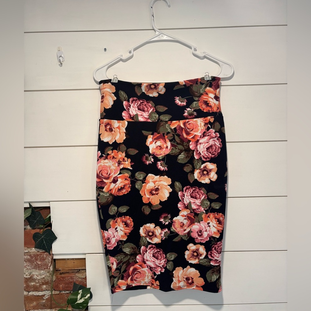 Size Medium, Black Floral Knee Length Pencil Skirt by Silhouette NYC